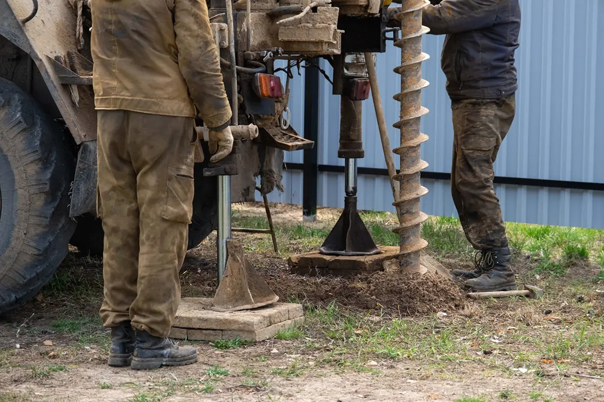 Foraje puțuri de apă – echipament pentru foraj puț apă la mare adâncime Utilaj pentru foraje puțuri de apă în timpul lucrărilor de foraj pe șantier