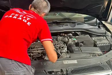 Service auto – diagnoză și reparații mecanice Mecanic auto efectuează verificări și reparații la motor într-un service autorizat din Ploiești