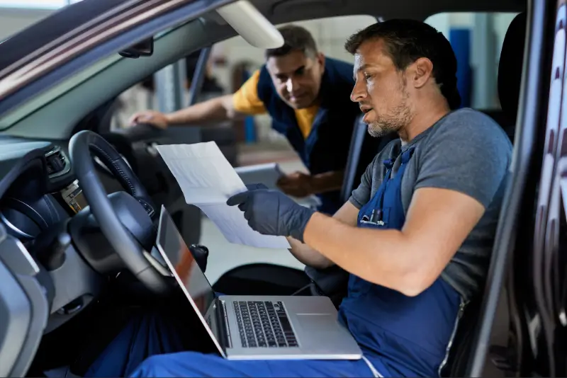 mecanic auto efectueaza diagnoza si verificare vehicul in service multimarca