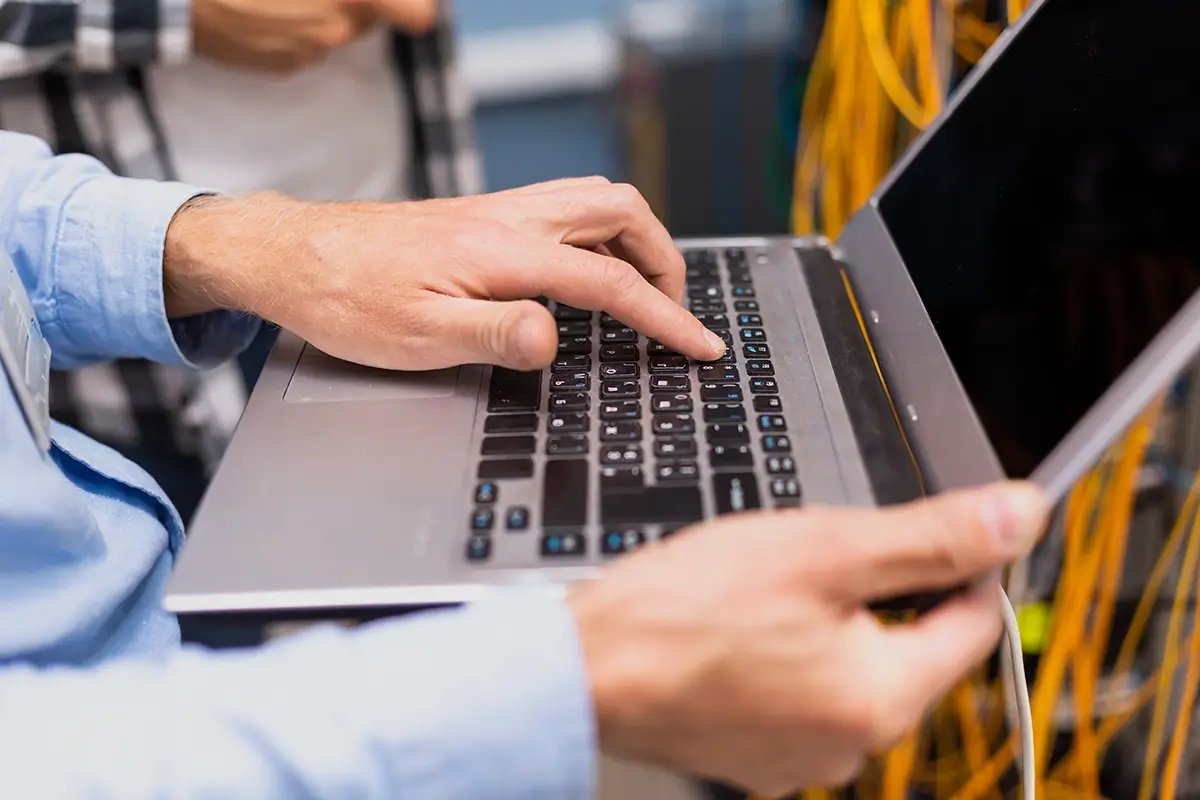 Soluții IT pentru afaceri – infrastructură, servere și echipamente profesionale configurare laptop si retea IT pentru afaceri infrastructura scalabila si performanta