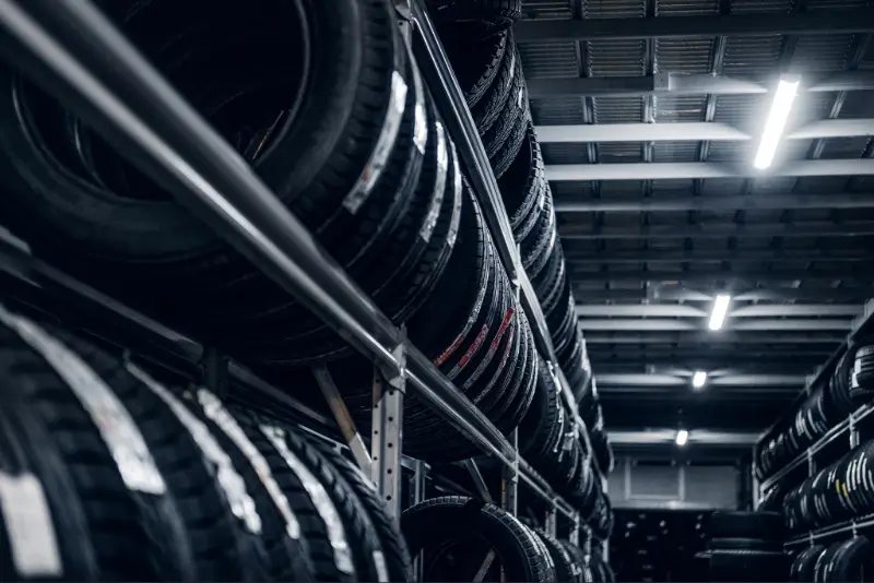 rafturi cu anvelope auto si comerciale in depozit pentru vanzare si consultanta specializata